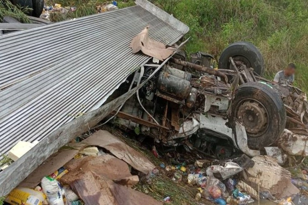 Capotamento de carreta deixa um morto e dois feridos na BR-116, em Leopoldina — Foto: Reprodução/O Vigilante Online
