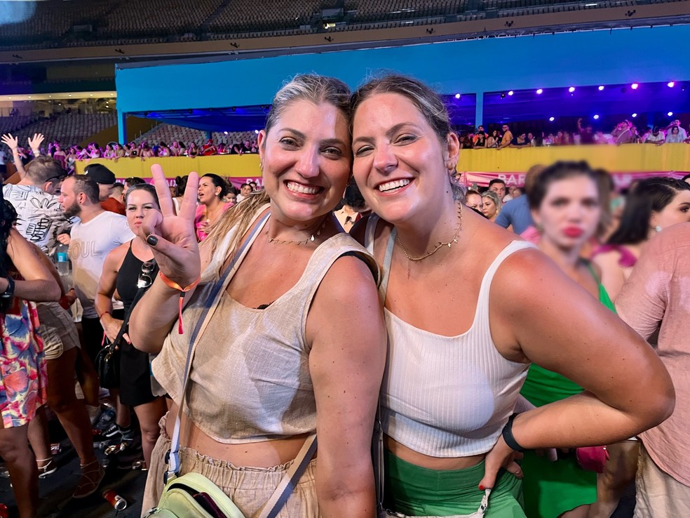 A paulista Beatriz Crivellente (à direita) e a irmã, no show em Manaus — Foto: Daniel Landazuri/g1