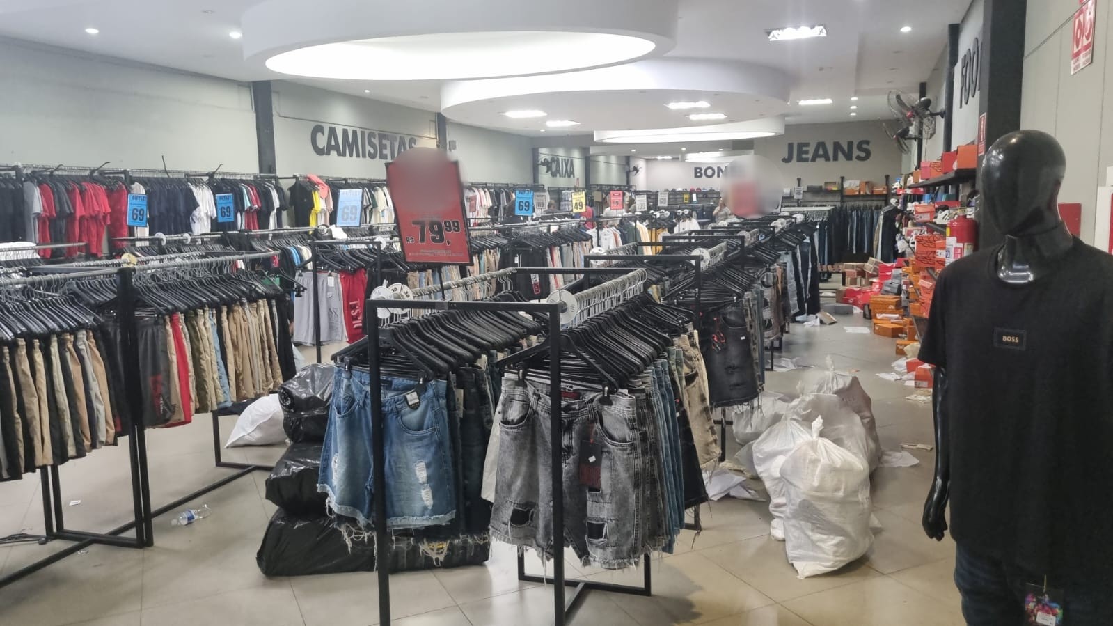 PolÃcia apreende mais de 3 mil peças de roupas e sapatos em loja de Itapetininga