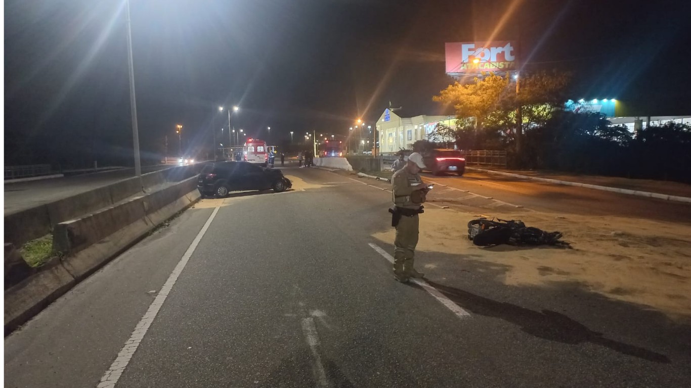 Mulher anda na contramão por 2 km, bate em moto na SC-401 e foge do hospital; motociclista morreu