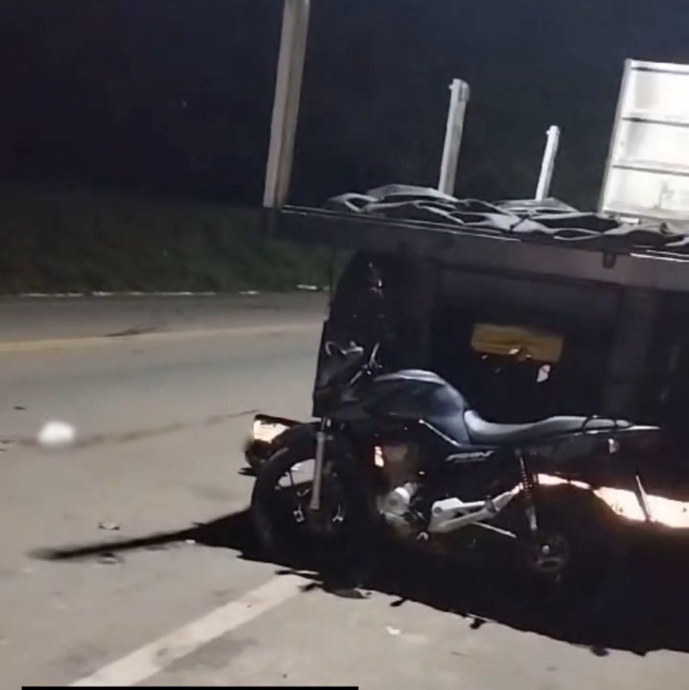 Jovem de 21 anos morreu após bater em carreta — Foto: Reprodução