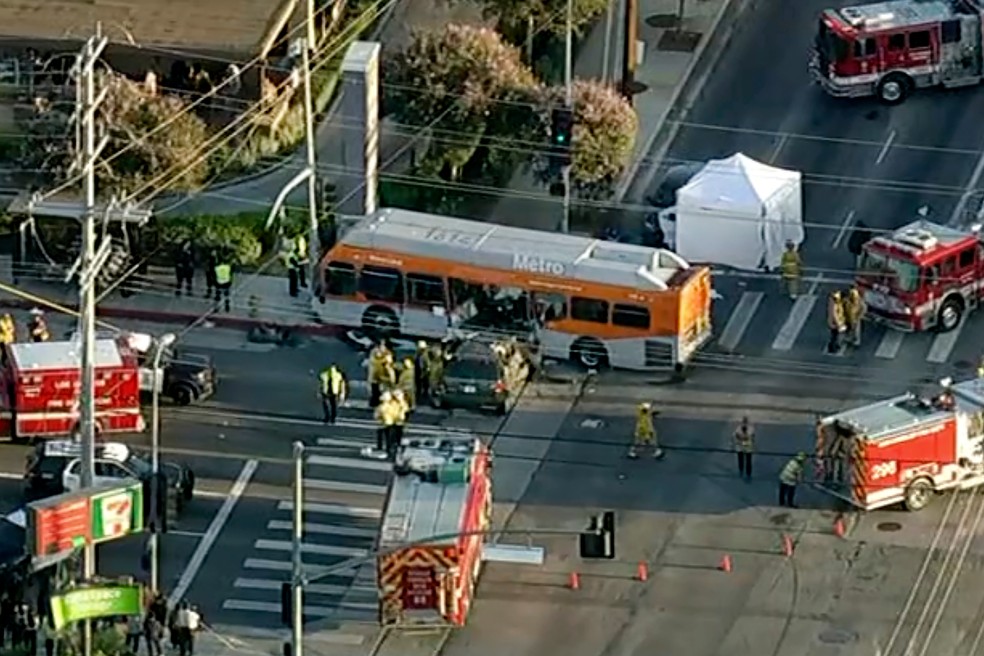 Helicóptero acompanhava um acidente envolvendo um ônibus em Los Angeles. — Foto: KABC-TV via AP