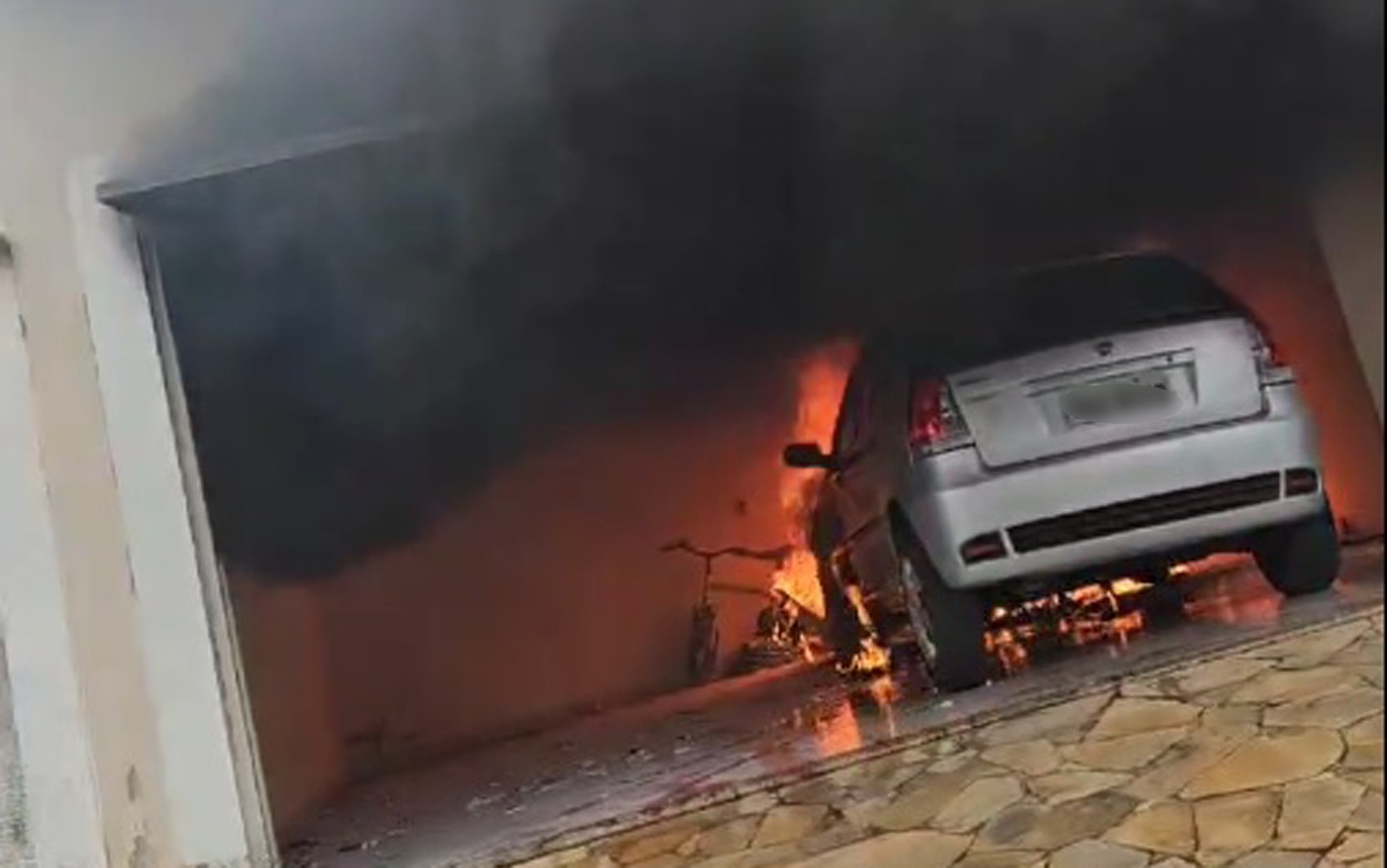 Vídeo: carro fica destruído ao pegar fogo na garagem de casa em Franca, SP