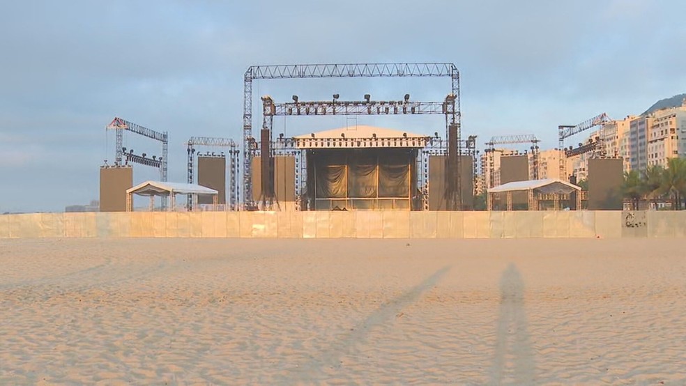 Palco do show de Madonna é erguido nas areias da Praia de Copacabana — Foto: Reprodução/ TV Globo