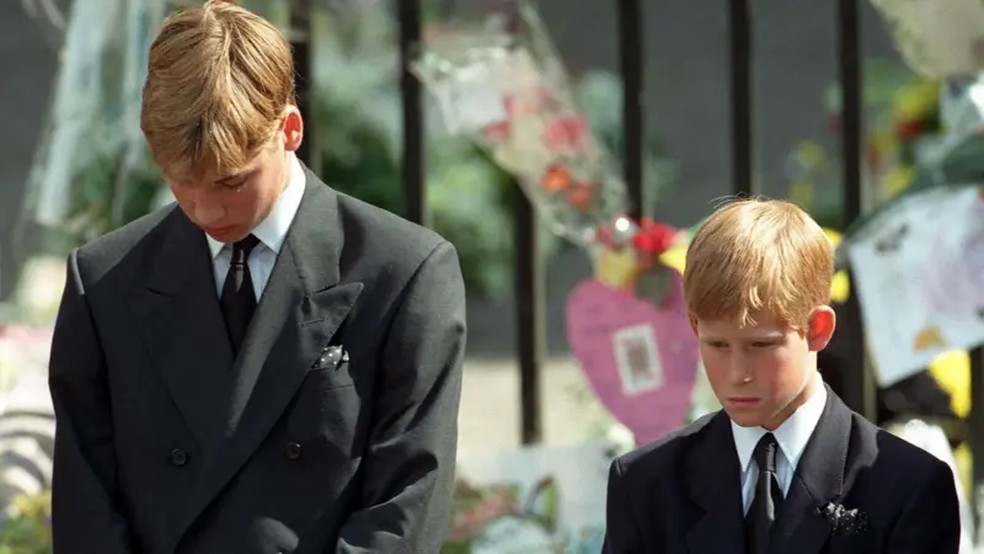 Os príncipes William e Harry caminharam atrás do caixão da mãe. — Foto: PA Media