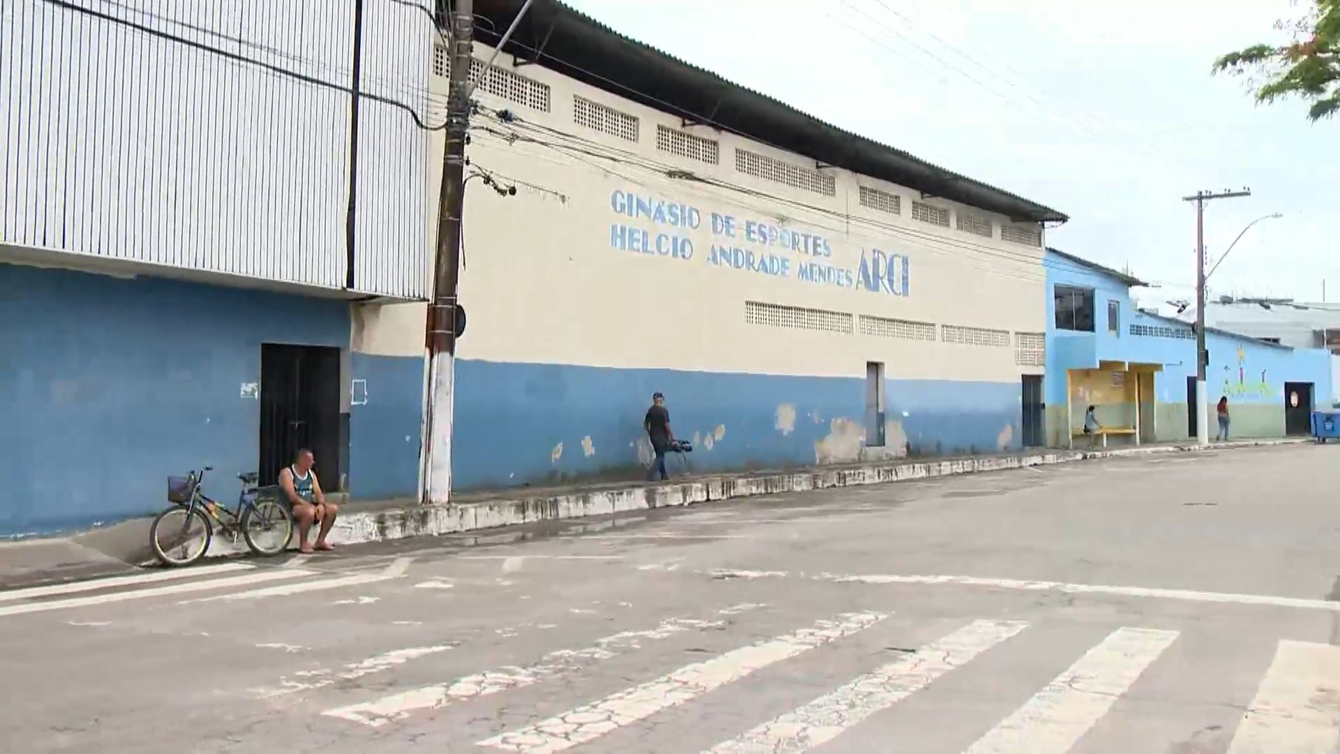 Suspeito é empurrado por vítima em tentativa de assalto e morre no meio da rua, no ES