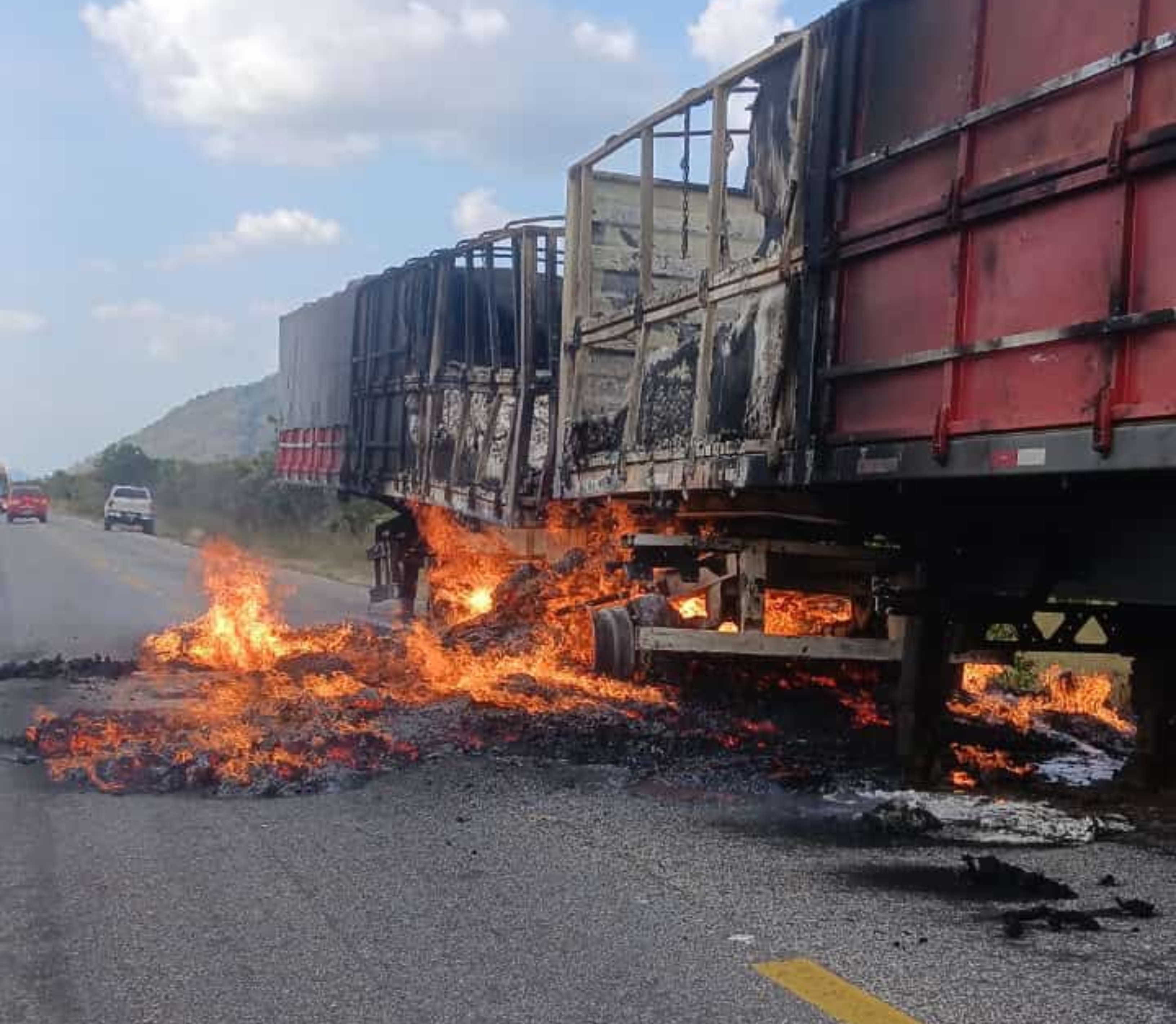 Carreta pega fogo na Br-174 em Pacaraima