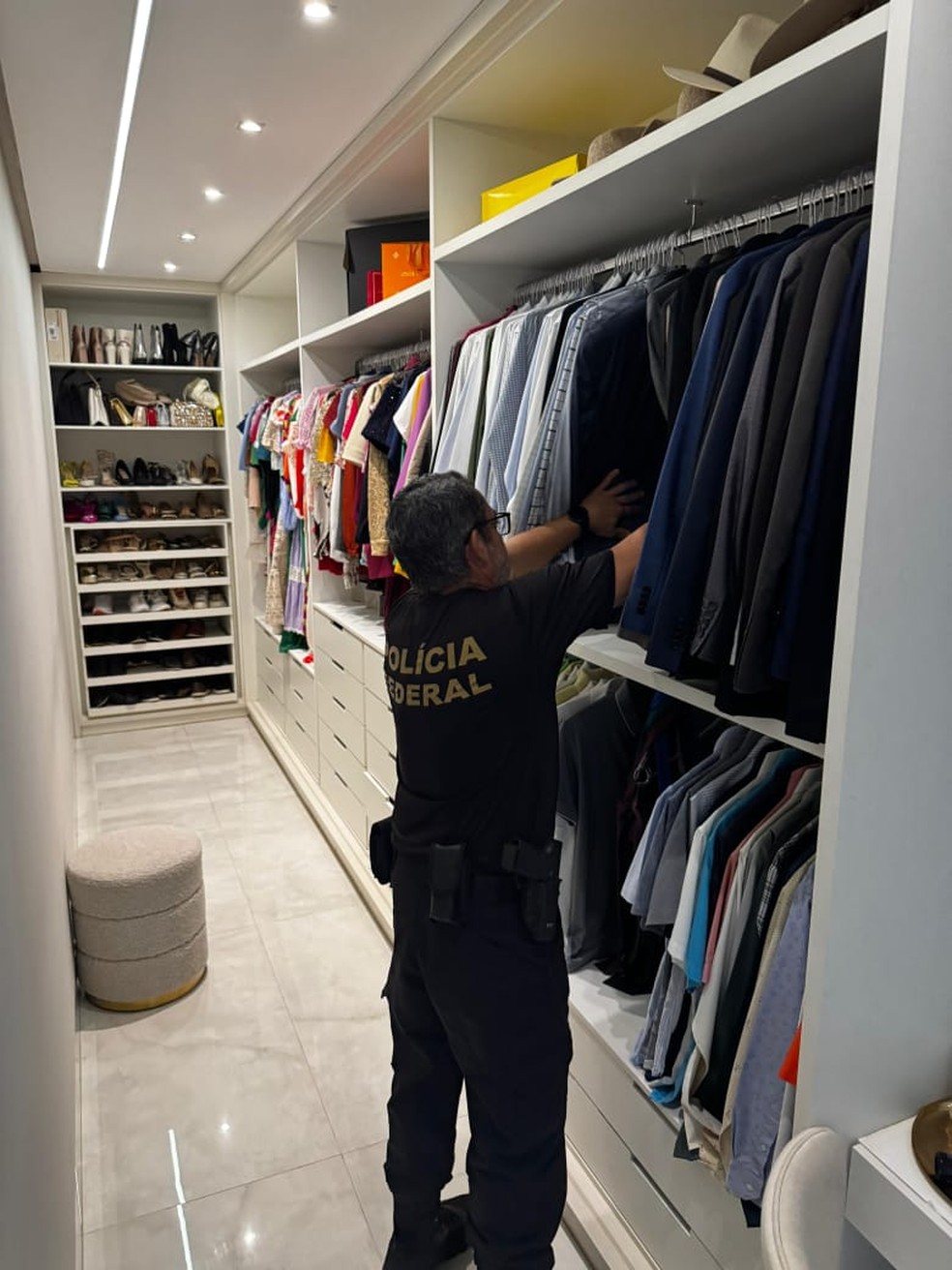 Policial Federal na residência de Josivaldo JP, em operação contra suposta compra de votos nas eleições de 2024 — Foto: Divulgação/Polícia Federal