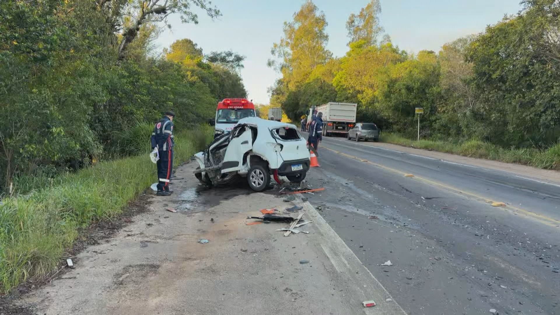 Motorista morre após carro bater de frente contra caminhão na RS-118