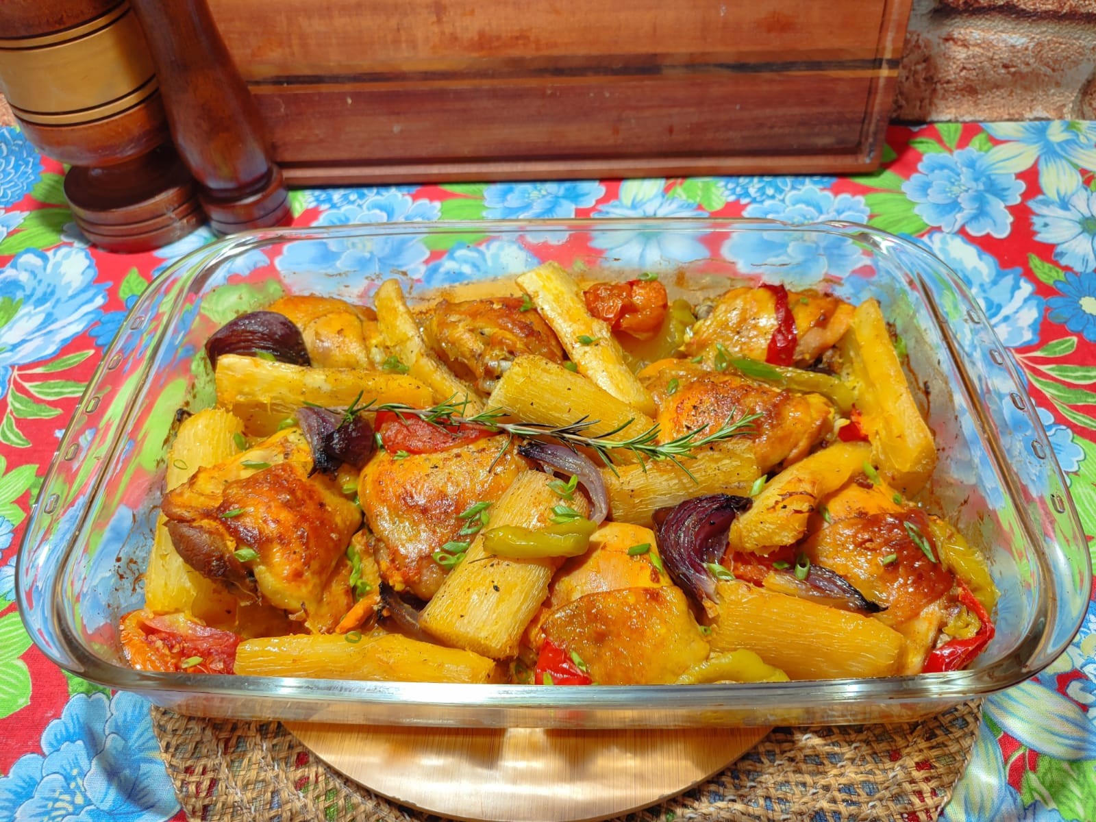 Sobrecoxas ao forno com macaxeira: veja receita prática e saborosa