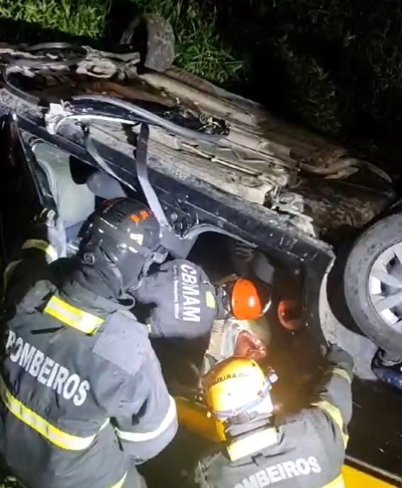 Carro capota e cai em igarapé na Avenida Torquato Tapajós em Manaus