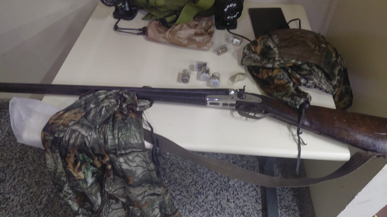 PM recupera carro roubado e apreende arma e drogas em Paraty