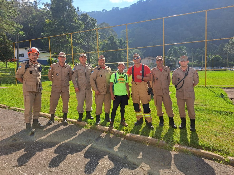 Ricardo com os bombeiros que o ajudaram a chegar a tempo do transplante em Juiz de Fora — Foto: Redes Sociais/Reprodução