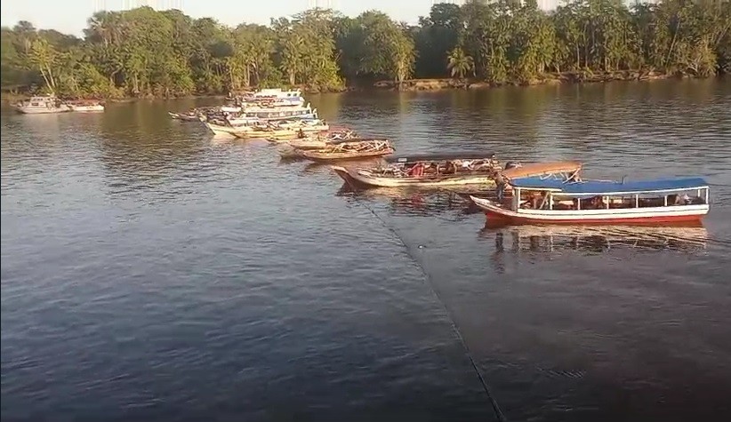 Em protesto por falta de energia elétrica, ribeirinhos bloqueiam navegação em rio no Pará