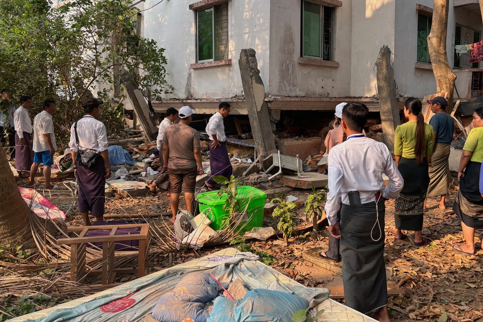 Voluntários buscam sobreviventes após desmoronamento na capital Naypyitaw. — Foto: Aung Shine Oo/AP Photo