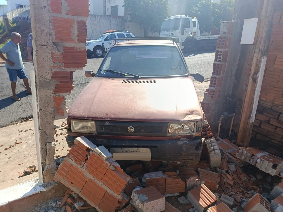 Motorista com CNH suspensa bate carro em muro, recusa teste do bafômetro e é preso em Santo Anastácio (SP) — Foto: Divulgação / Polícia Militar