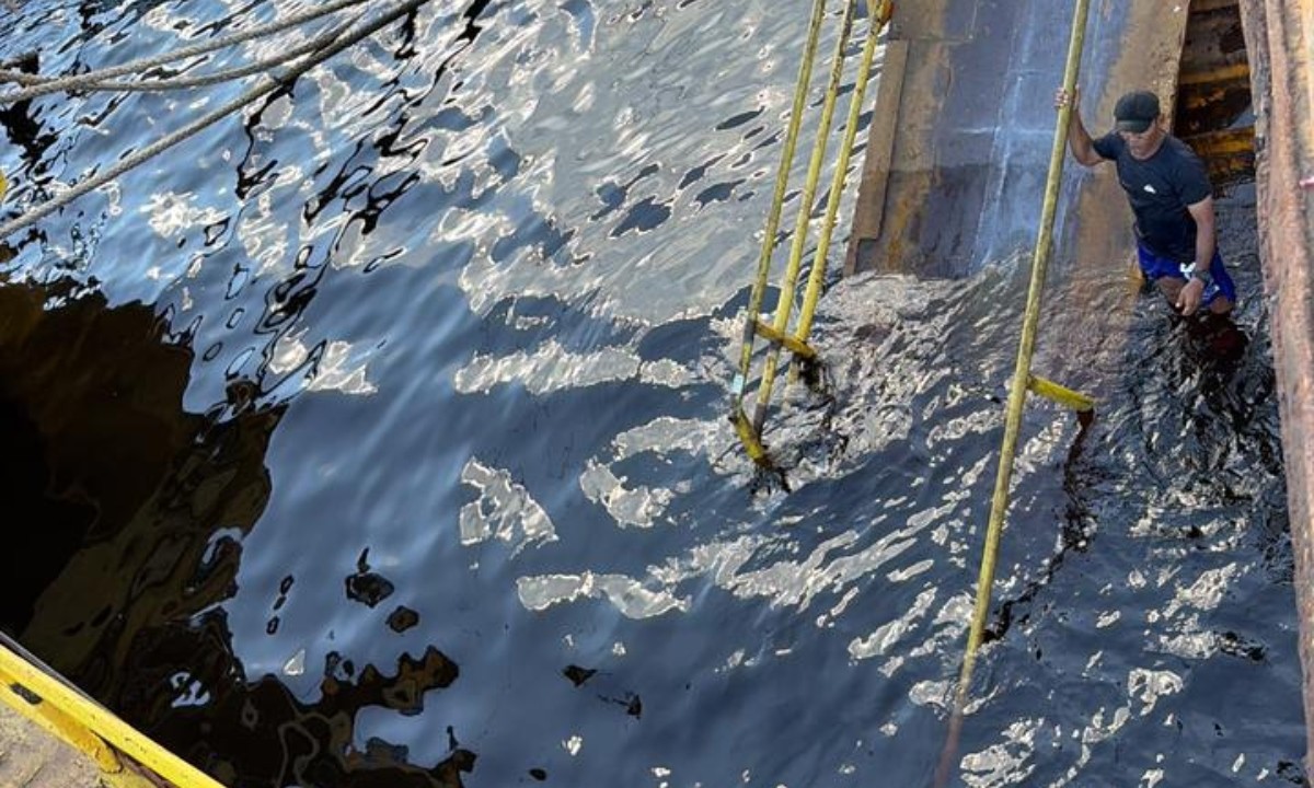VÍDEO: Passarela de acesso à balsa no Porto da Manaus Moderna quebra e cai no Rio Negro