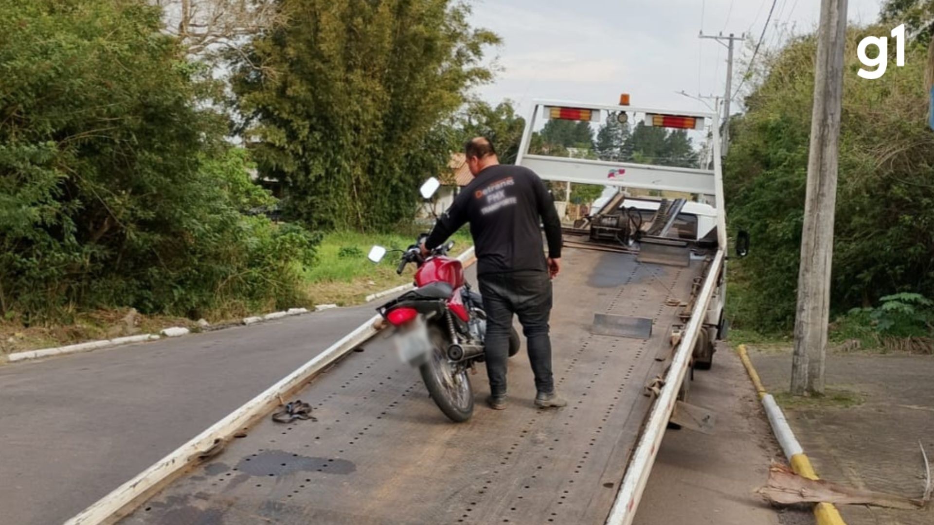 Motociclista que conduzia de chinelo é abordado e autoridades descobrem moto com mais de R$ 100 mil em multas no RS