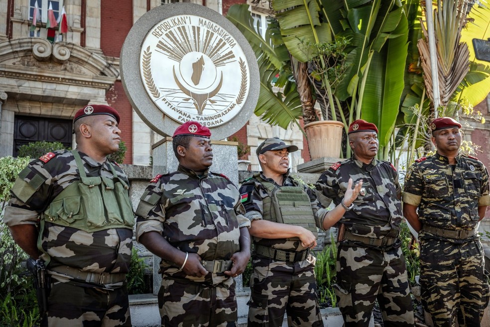 Militares de Madagascar em frente ao palácio presidencial após anunciarem que estão tomando o poder, em 14 de outubro de 2025. — Foto: Luis Tato/AFP