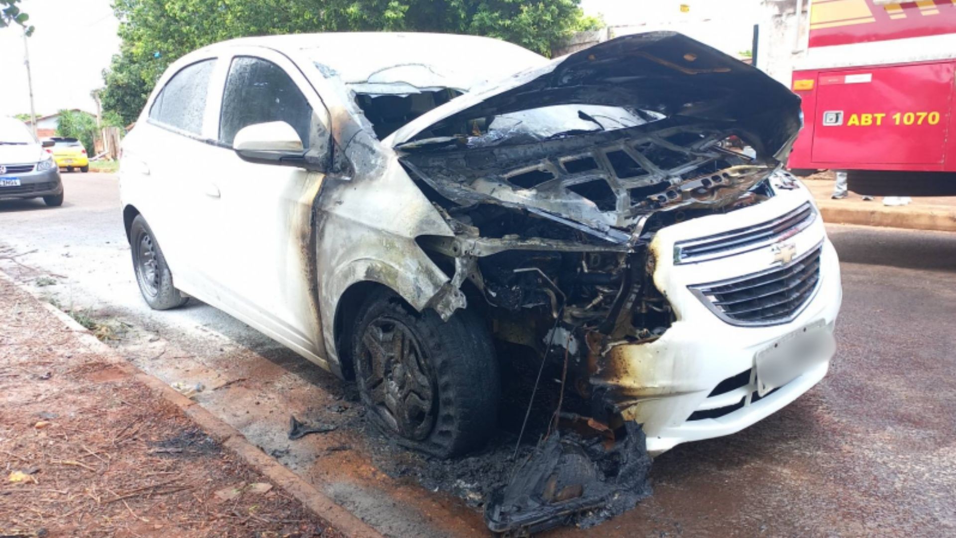Professora tem carro incendiado enquanto trabalhava em escola municipal de MG; criminoso fugiu 