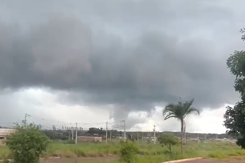 Nuvem toma céu em Amambai (MS) — Foto: Lembranças de Amambai/Robson Martins/Notícias Crepúsculo