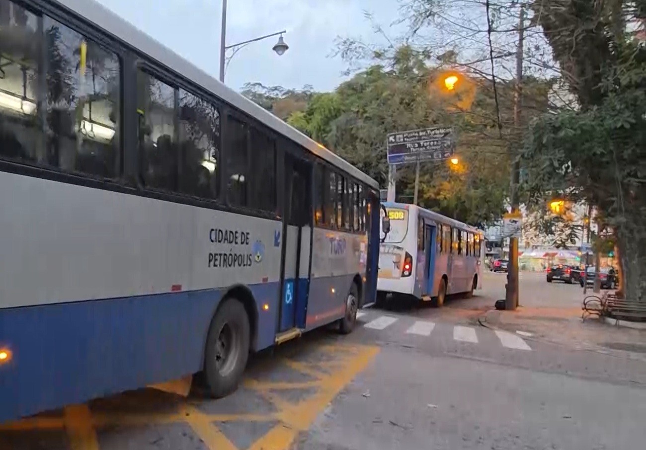 Prefeitura de Petrópolis atrasa repasse do Vale-Educação e empresas de ônibus pedem bloqueio judicial