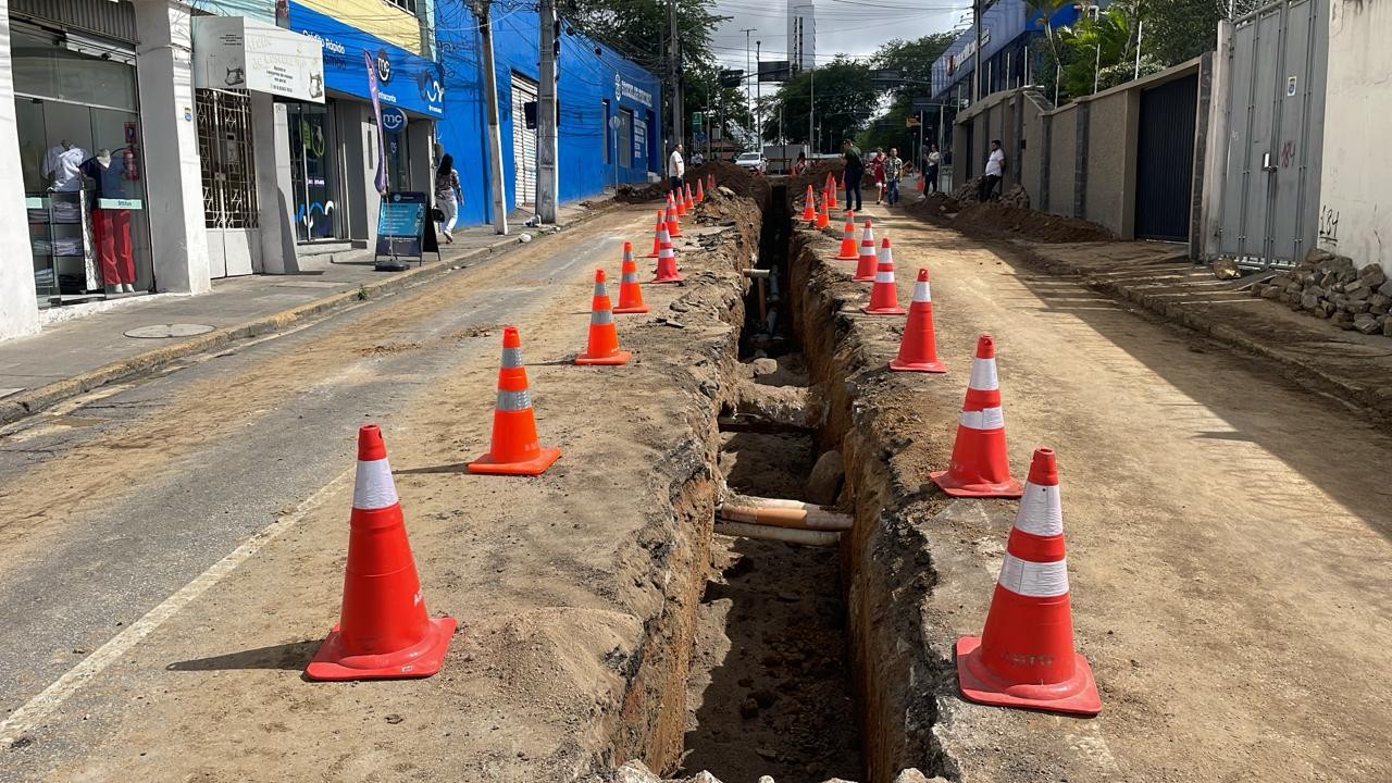 Buraco compromete trânsito no centro de Caruaru e interdita trecho da rua Capitão João Velho, confira rotas alternativas