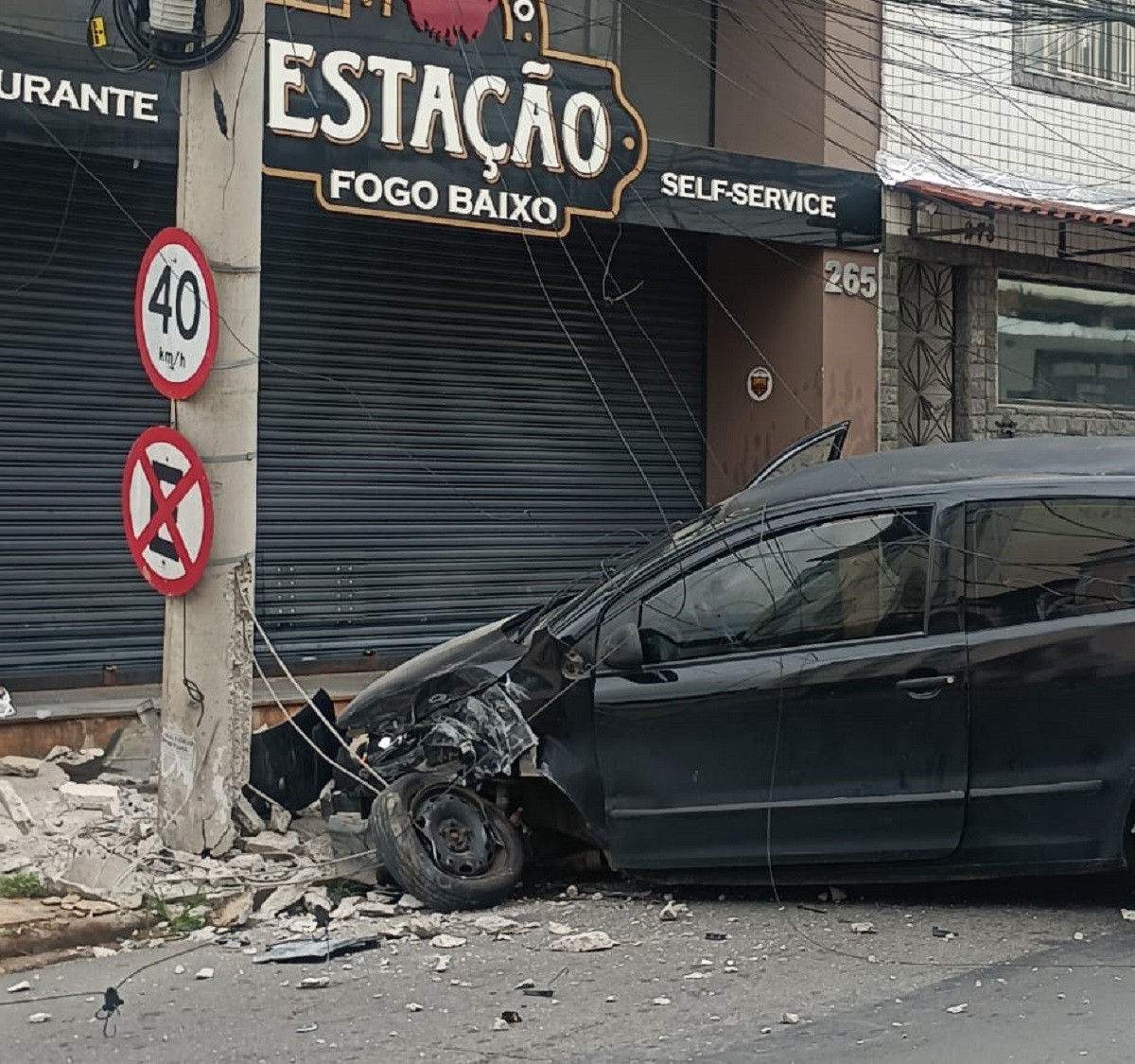 Carro bate em poste e deixa mais de 200 pessoas sem energia elétrica em Juiz de Fora