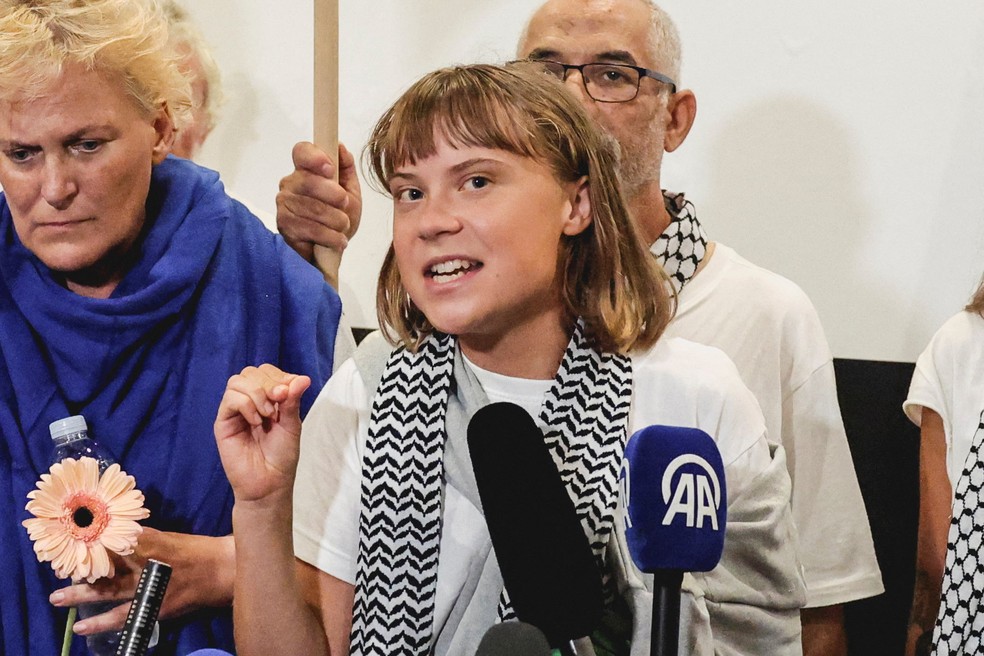 Ativista sueca Greta Thunberg discursa em favor da causa palestina em aeroporto na Grécia após ser deportada por Israel em 6 de outubro de 2025. — Foto: REUTERS/Louisa Gouliamaki