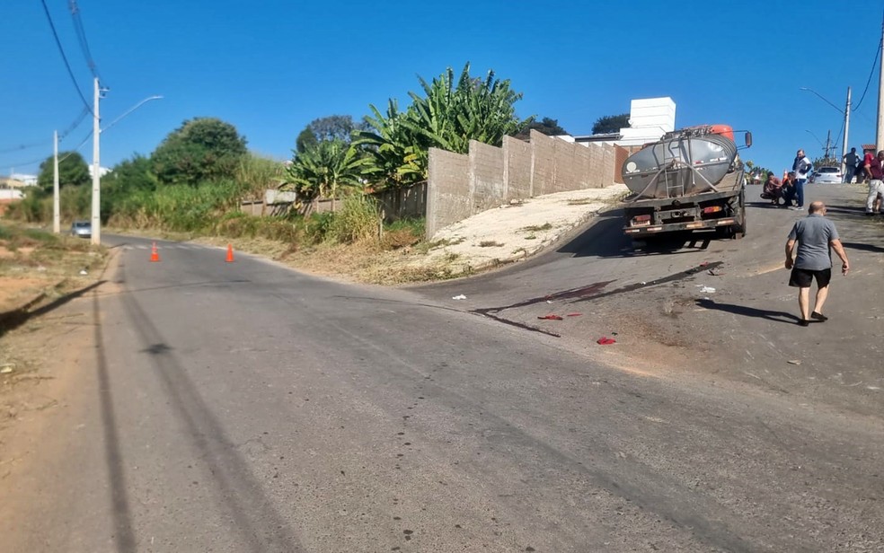 Adolescente de 17 anos morre após motociclista tentar ultrapassar caminhão pela direita em Campo Belo — Foto: Polícia Militar