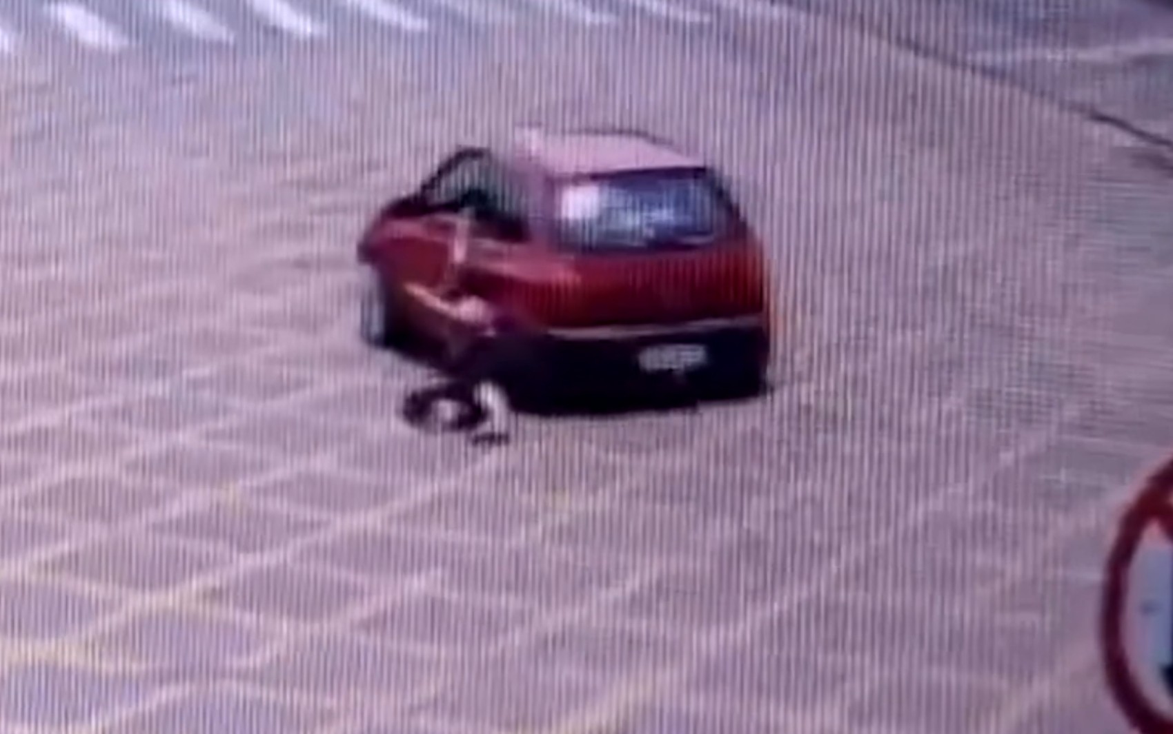 Mulher é arrastada pelo ex ao ficar presa a carro em avenida; vídeo 