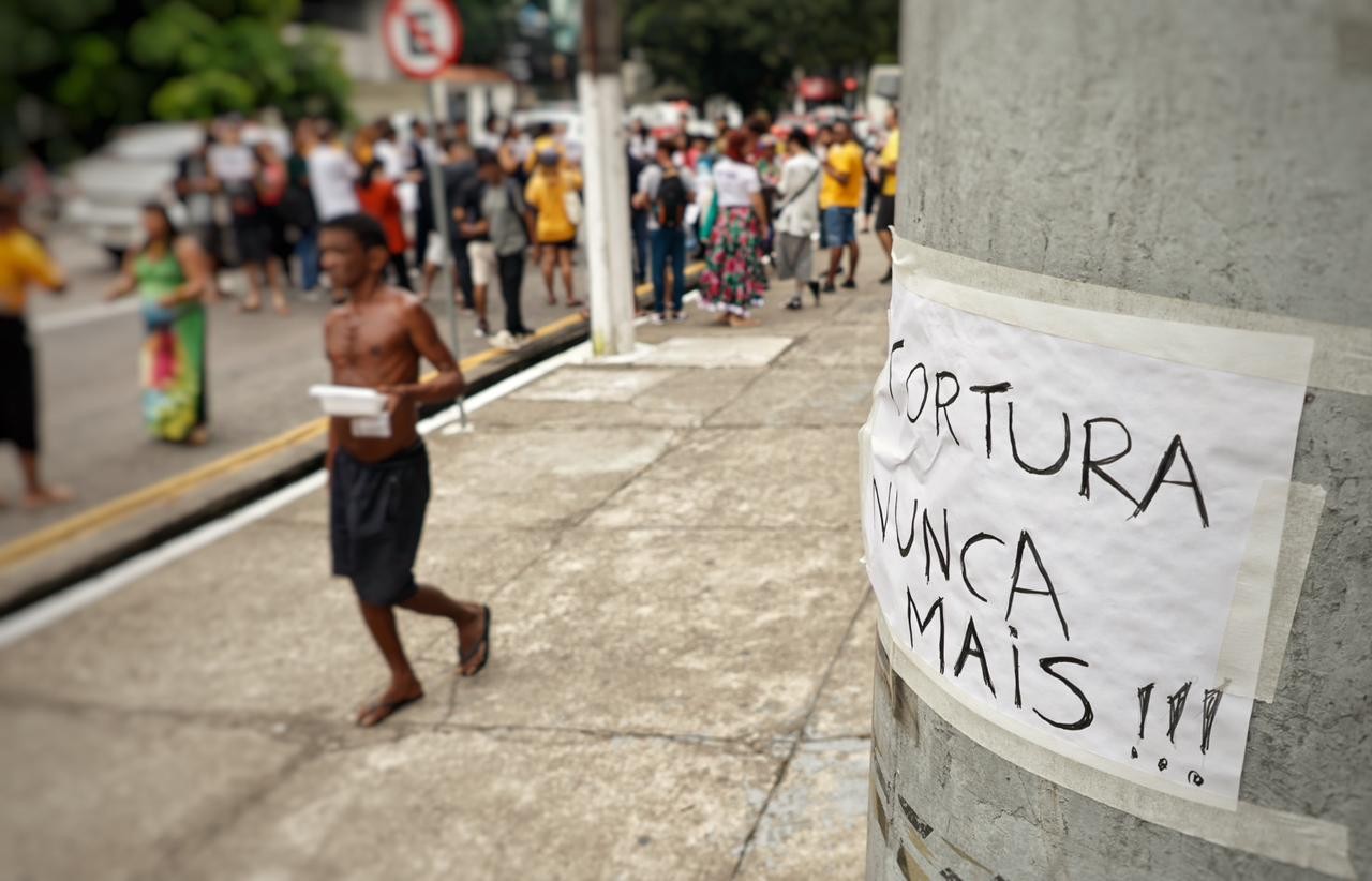 Protesto em frente à universidade particular pede expulsão de estudantes que agrediram homem em situação de rua com choque em Belém
