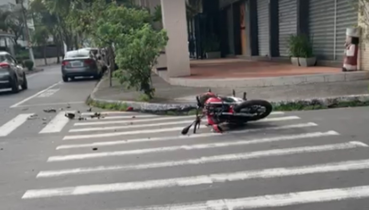 Acidente entre carro e moto deixa dois jovens feridos em Volta Redonda