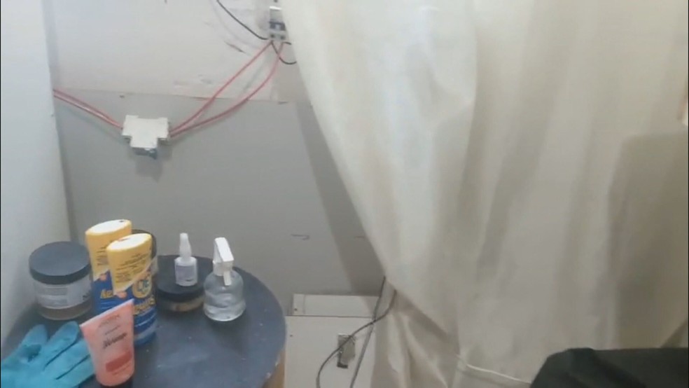 Clínica de bronzeamento artificial clandestina é fechada em Nova Iguaçu — Foto: Reprodução/TV Globo
