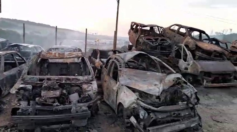 Cerca de 50 carros foram queimados em incêndio — Foto: Divulgação/CBMMG