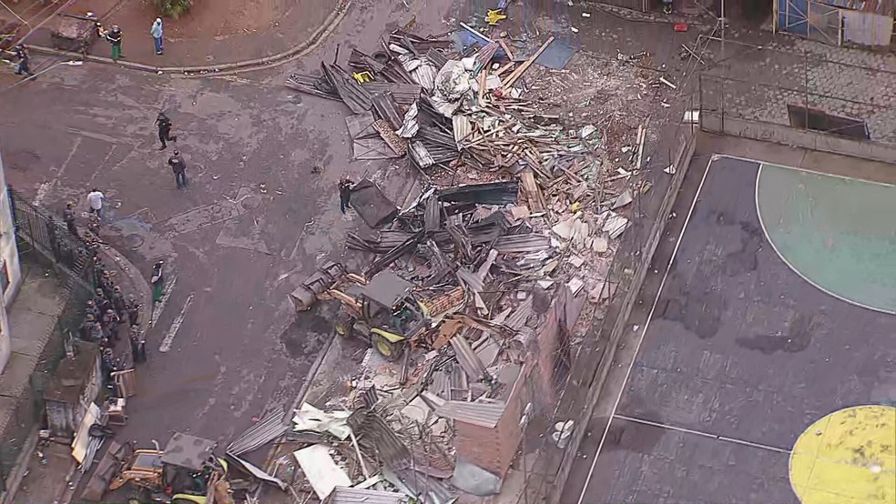 Prefeitura de Diadema manda demolir bares na comunidade do Pombal, em Diadema, na Grande SP, na manhã desta sexta-feira (6). — Foto: Reprodução/TV Globo