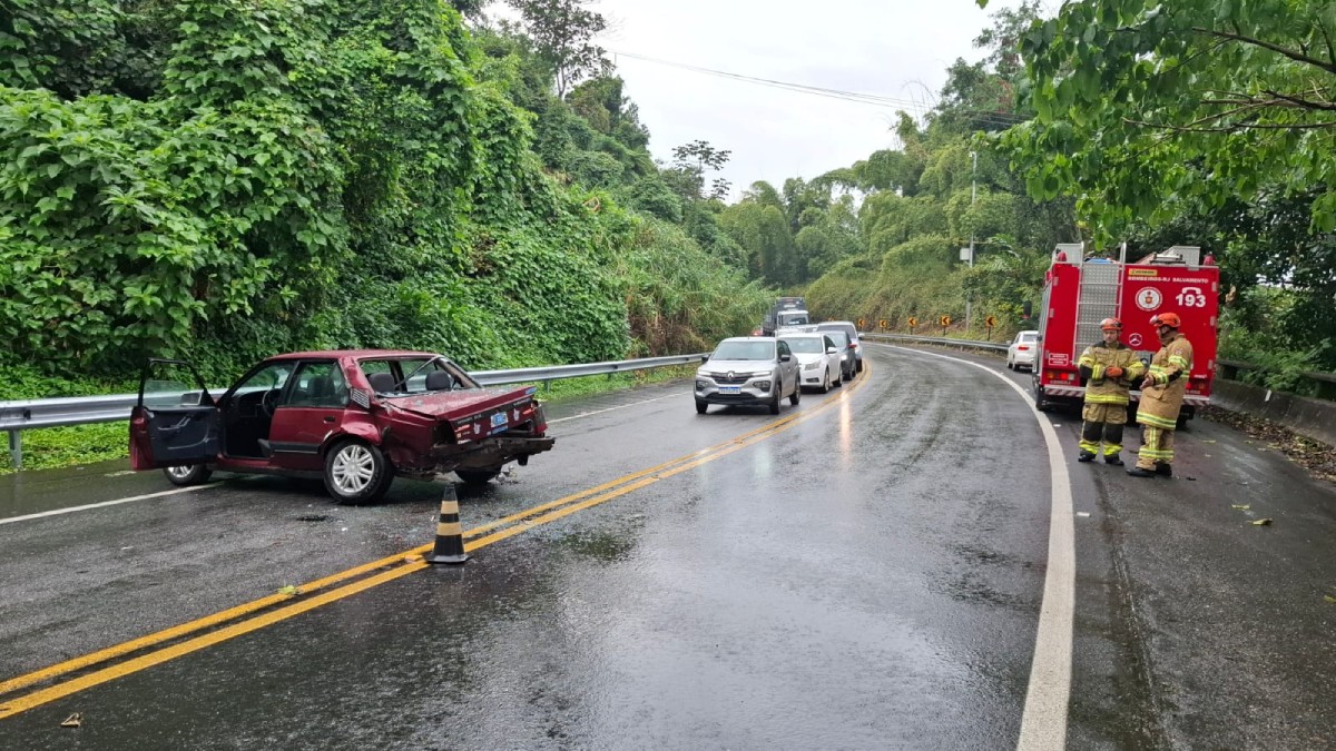 Acidente entre carro e caminhão deixa homem ferido na Rodovia Rio-Santos, em Angra dos Reis