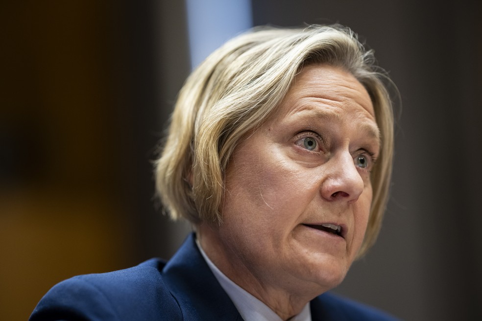 A Comandante da Guarda Costeira, Almirante Linda Fagan, testemunhando durante uma audiência em 2024. — Foto: Graeme Sloan/Sipa USA/Via Reuters