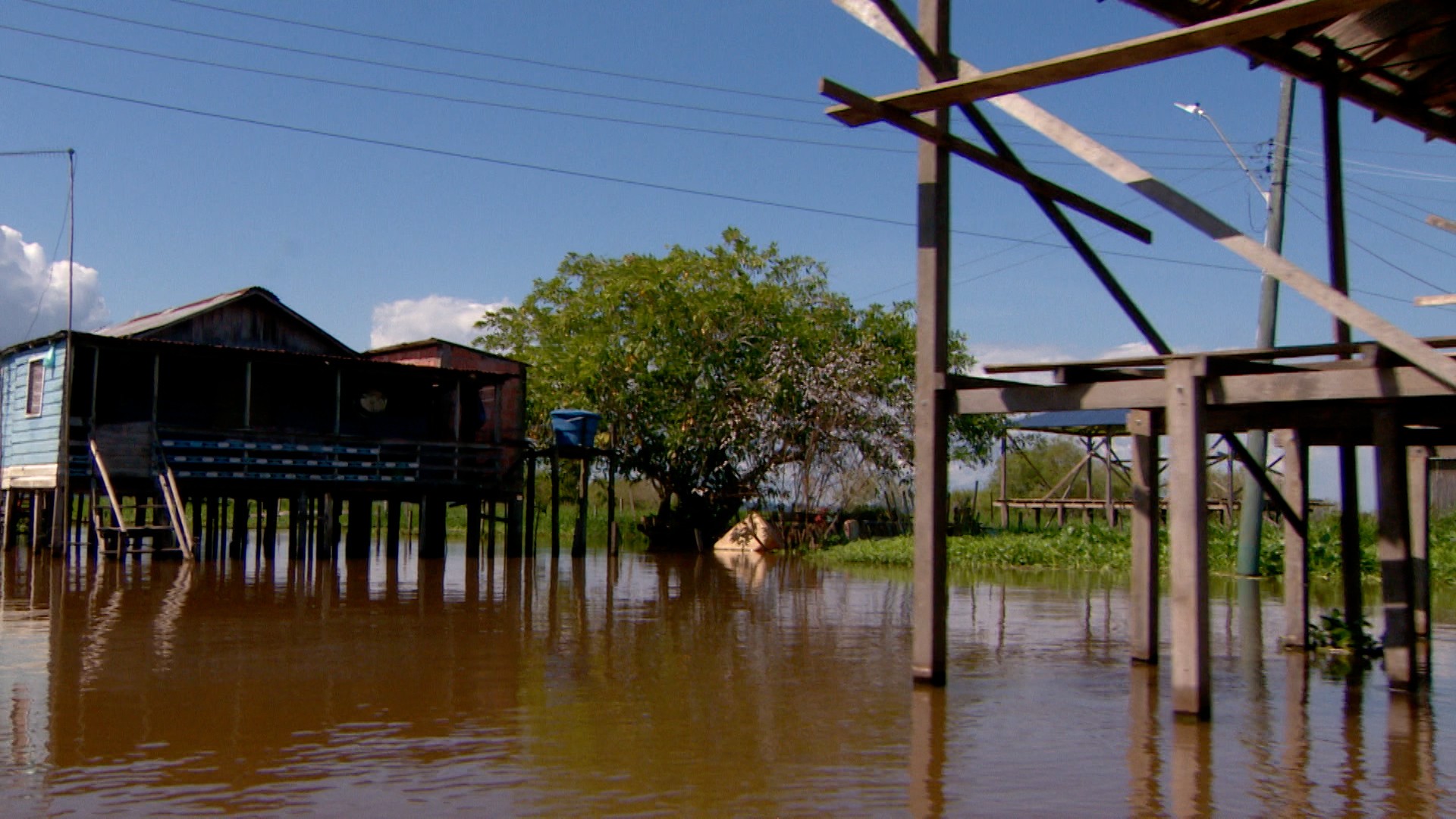 Cheia dos rios no Amazonas força fechamento de escola e alunos têm aulas remotas em comunidade ribeirinha