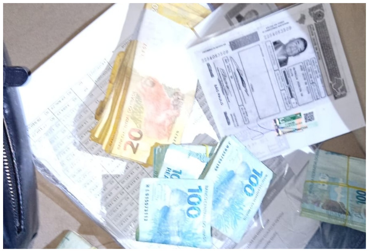 Polícia encontrou R$ 19,2 mil em dinheiro esparramados sobre sofá e lista com nomes e valores em escritório de Milton Leite, diz boletim de ocorrência
