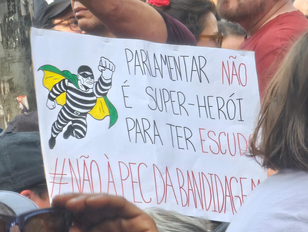 Manifestantes fazem protesto ao Masp, na Avenida Paulista, contra a PEC da Blindagem e o Projeto de Anistia — Foto: Arquivo pessoal