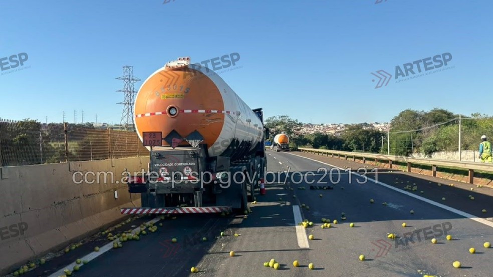 3 de 4
Engavetamento na SP-225 mobilizou diversos carros e carretas; um dos ve&iacute;culos apresentou derramamento de laranjas &mdash; Foto: Artesp/Divulga&ccedil;&atilde;o