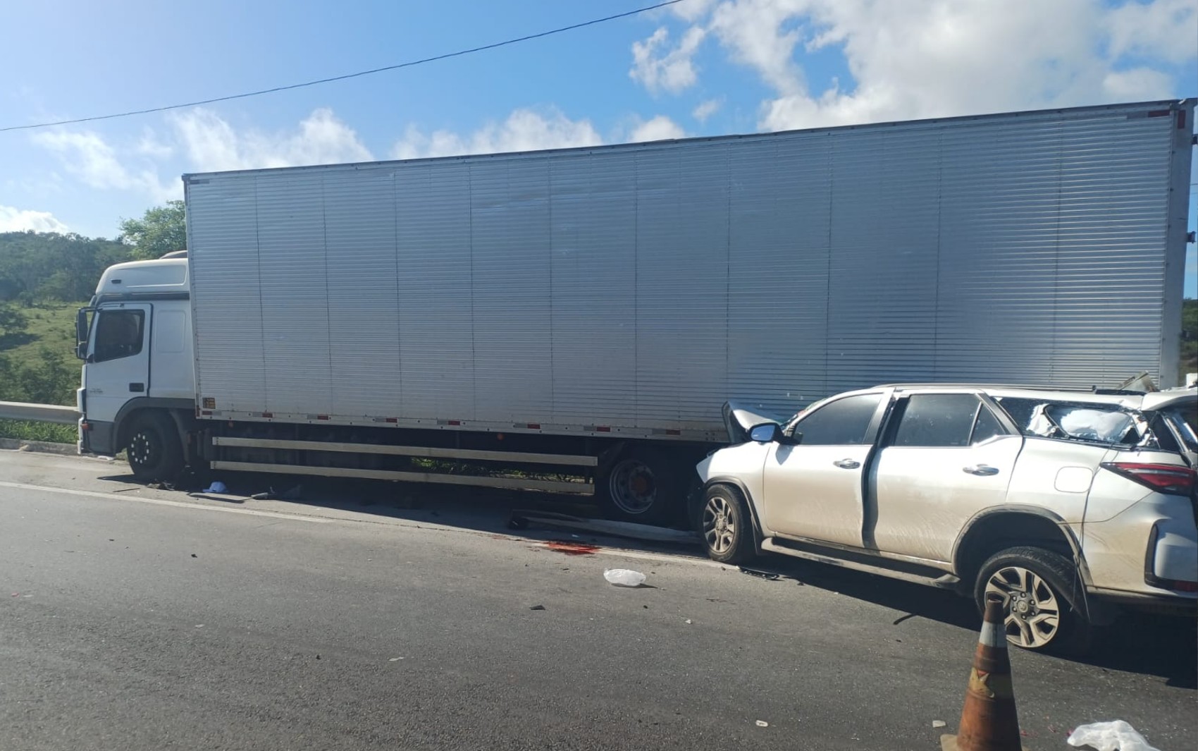 Batida entre carro e caminhão deixa um morto e três feridos na BR-116, em Feira de Santana