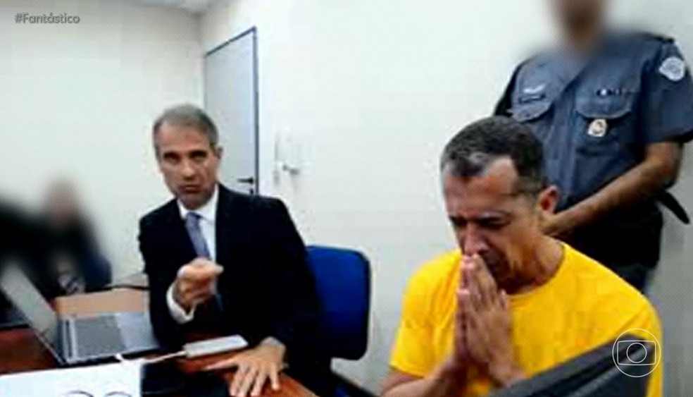 Geraldo Neto faz sinal de oração enquanto seu advogado fala — Foto: Reprodução/Fantástico