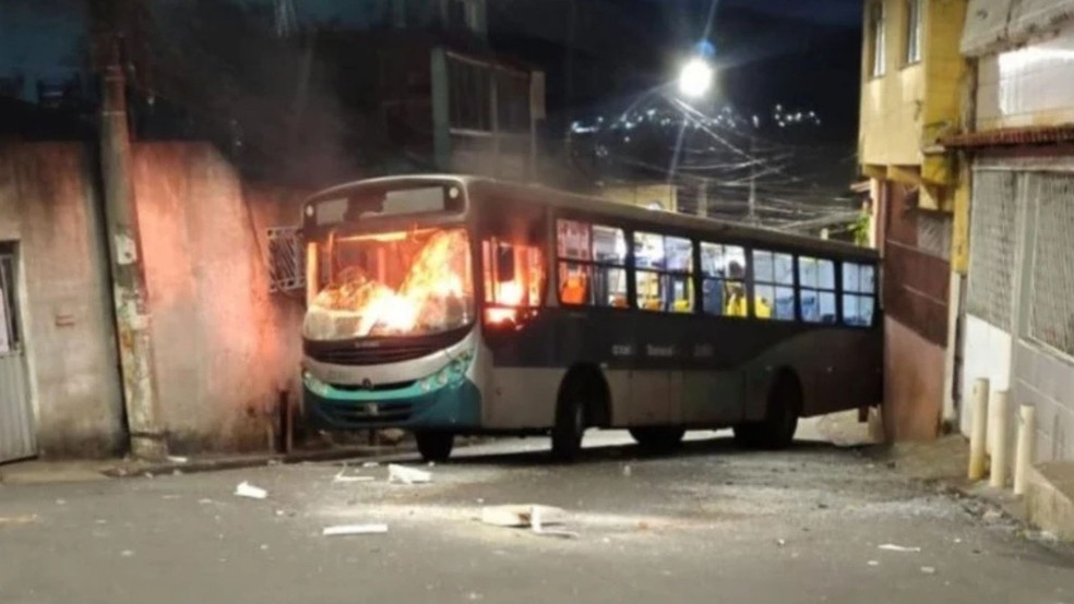 Ônibus é incendiado por criminosos durante troca de tiros com a polícia em Vitória; homem morre após ser baleado — Foto: Reprodução