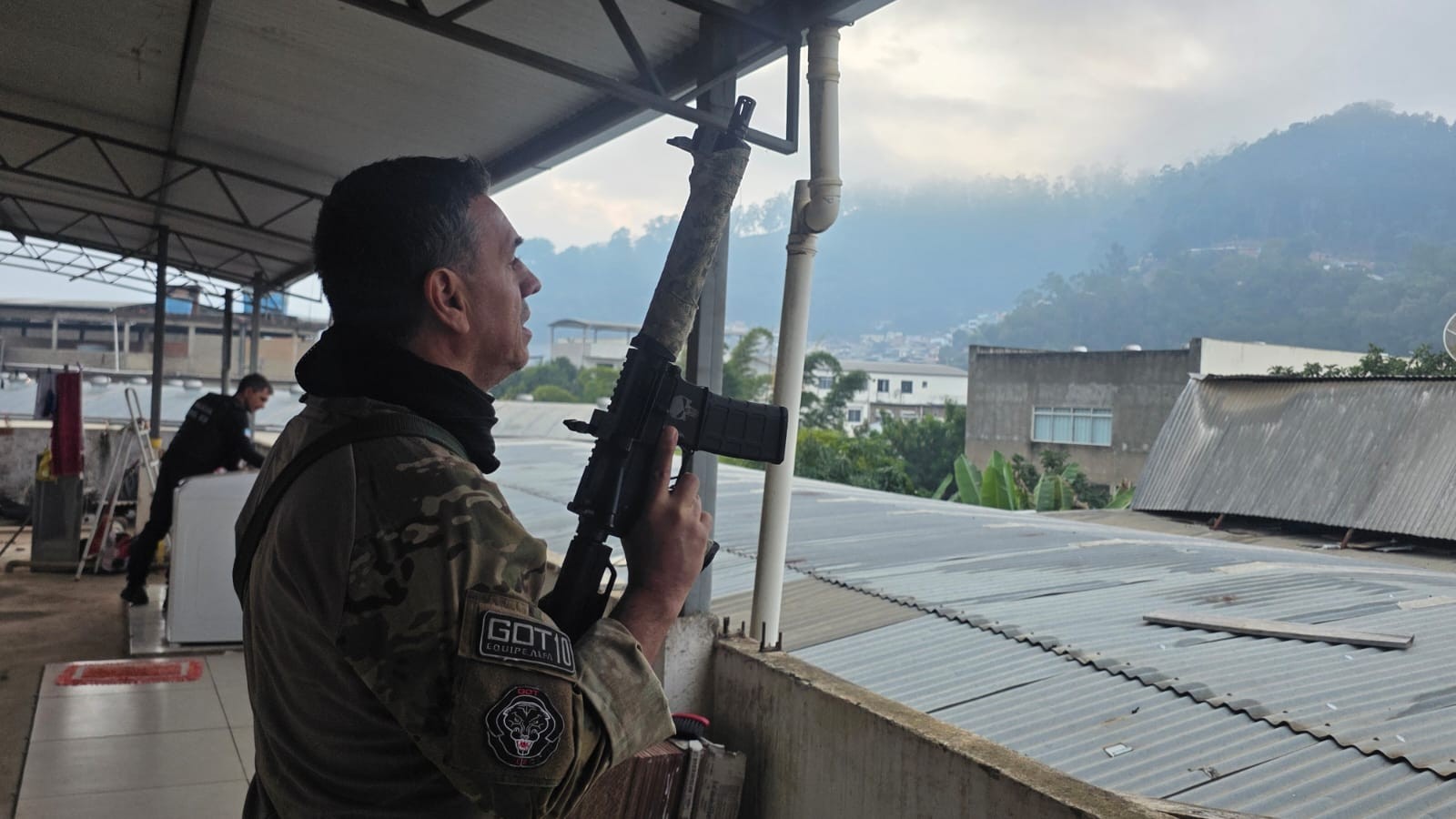 Policiais são presos em operação que investiga homicídios e pistolagem no ES e MG