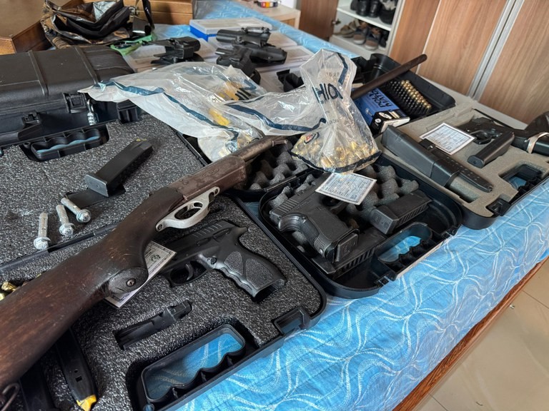 Homem é alvo de investigação da PF por suspeito de importar armamento de uso do exército no AM