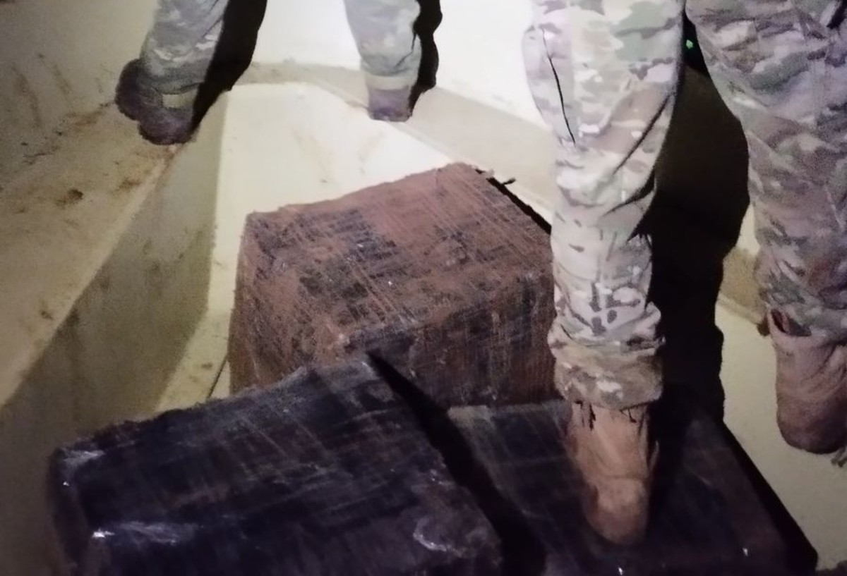 VÍDEO: embarcação com fardos de maconha é flagrada em Foz do Iguaçu