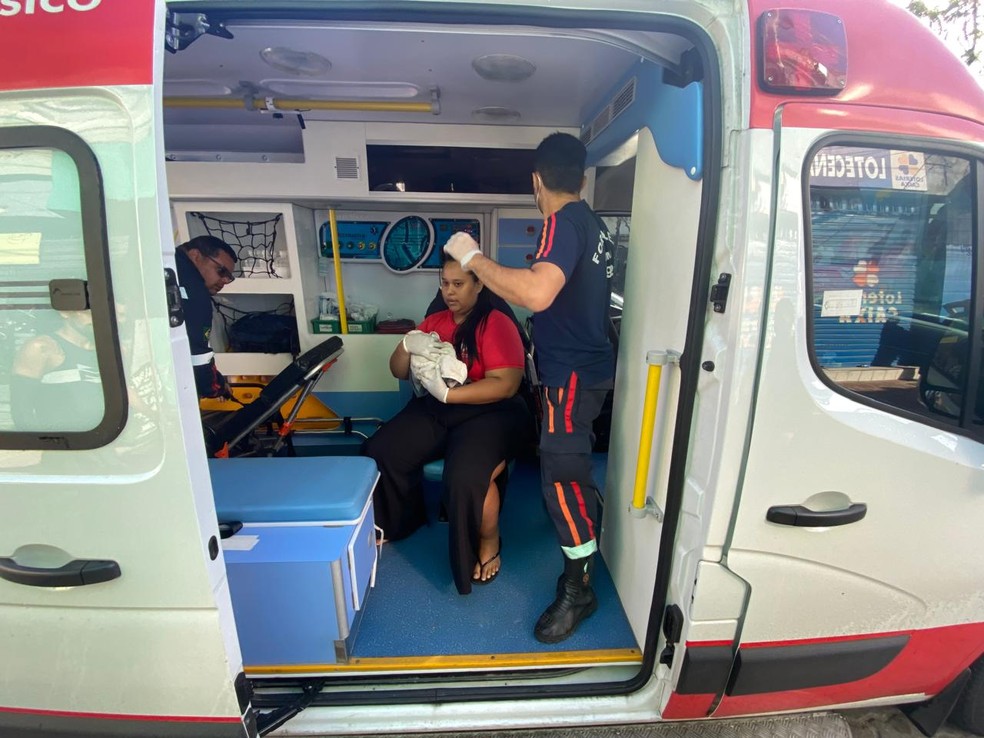 Após o nascimento, mãe e o recém-nascido foram encaminhados para o Hospital Geral Dr. César Cals, no Centro de Fortaleza. — Foto: Sindiônibus/Divulgação