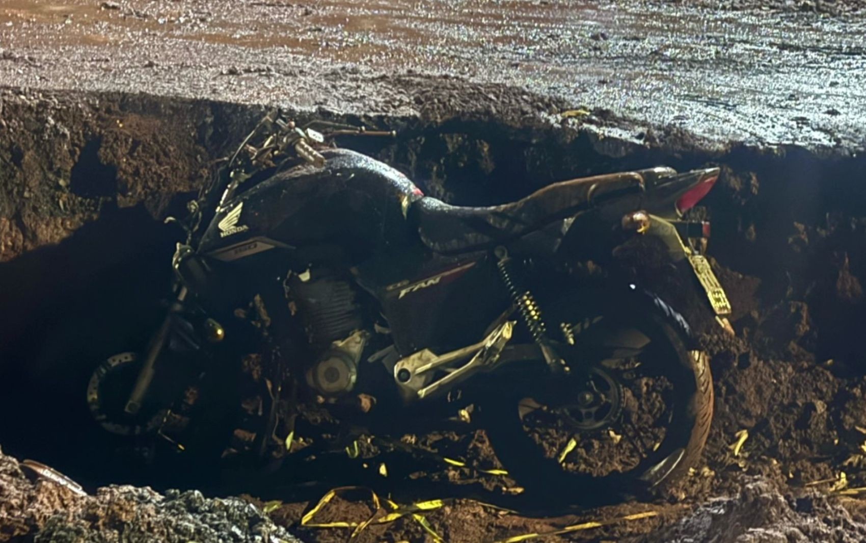 Entregador quebra braço e costela após cair em cratera aberta no meio da rua em Ribeirão Preto